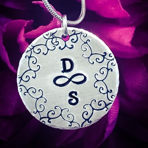 Colar personalizado com iniciais do infinito carimbado à mão. Colar de monograma personalizado, colar inicial, joias iniciais, colar infinito