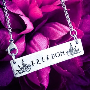 Colar estampado à mão Freedom. Colar de andorinha, colar inspirador, colar Freedom, colar de tatuagem, colar motivacional