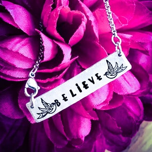 Believe Hand Stamped Necklace. Colar de andorinha, colar inspirador, colar de tatuagem, colar motivacional, citações motivacionais