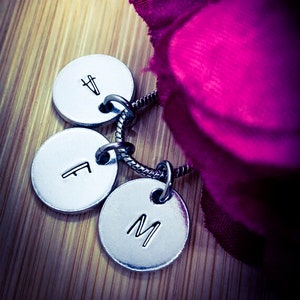 Colar personalizado com iniciais triplas e carimbo manual. Colar com monograma personalizado, colar com iniciais, colar de família, presentes com monograma