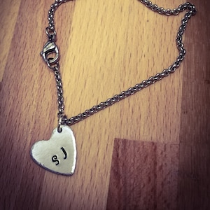 Pulseira com carimbo inicial personalizado à mão. Pulseira com monograma, pulseira com coração, pulseira com inicial, presentes com monograma, carimbo personalizado à mão