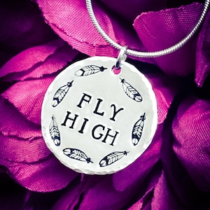 Collar "Vuela Alto" con sello manual. Collar inspirador, collar de plumas, collar con cita, regalo de graduación, citas motivacionales.