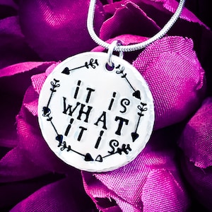 Colar estampado à mão It Is What It Is. Colar inspirador, presente inspirador, colar de flecha, citação motivacional, colar de motivação