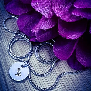 Colar personalizado com inicial de hieróglifo carimbada à mão. Colar de hieróglifo, joias de hieróglifo, presente de hieróglifos, colar egípcio