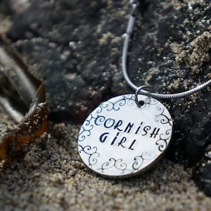 Colar Cornish Girl carimbado à mão. Colar Cornwall, Joias Cornwall, Joias Cornish, Colar Cornish, Presente Cornwall, Presente Cornish