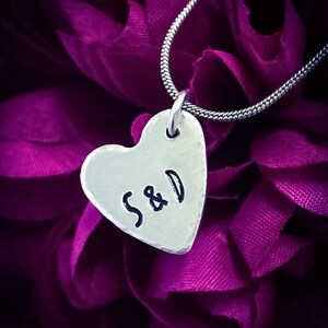 Personalisierte Initialen Hand gestempelt Halskette. Benutzerdefinierte Monogramm Halskette, Herz Halskette, erste Halskette, Geschenk Freundin, Geschenk Frau