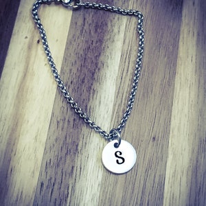 Pulseira inicial personalizada com carimbo manual. Pulseira personalizada, pulseira com monograma, pulseira com inicial, joias com inicial, presentes com monograma