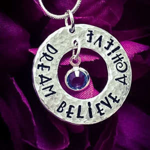 Colar Dream Believe Achieve com Estampado à Mão e Pingente de Cristal com Pedra de Nascimento. Presente de Formatura, Citação Inspiradora, Citação Motivacional