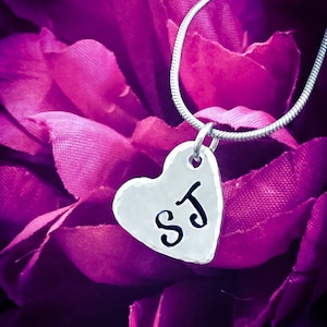 Colar personalizado com iniciais estampadas à mão. Colar com monograma, colar com coração, colar com iniciais, colar personalizado, presentes com monograma