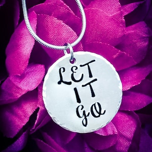 Colar Let It Go Carimbado à Mão. Colar Let It Go, Colar Inspiracional, Citação Inspiracional, Citação Motivacional, Colar Motivacional