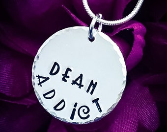 Dean Addict Hand gestempelte Halskette. Dean Halskette, Supernatural Halskette, Supernatural Schmuck, Name Halskette, Addict Halskette