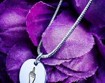 Collar para el dedo medio estampado a mano: Rude Jewellery