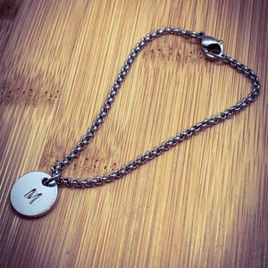 Pulseira com inicial personalizada e estampada à mão. Pulseira com monograma personalizada, pulseira com inicial, joias com inicial, presentes com monograma