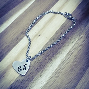 Pulseira inicial personalizada com carimbo manual. Pulseira personalizada, pulseira de monograma, pulseira de coração, pulseira inicial, pulseira de família