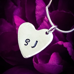 Colar personalizado com carimbo de mão inicial. Colar de monograma personalizado, colar de coração, colar inicial, presente com monograma