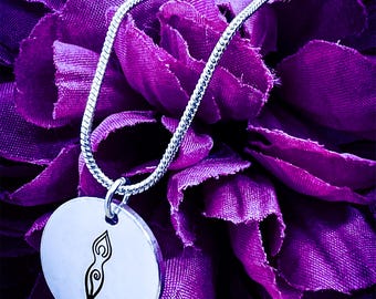 Collar de Diosa Pagana en Espiral: Colgante de Aluminio Estampado a Mano