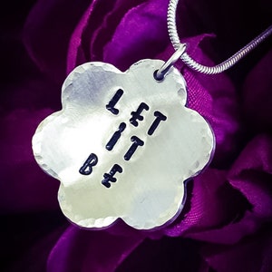 Collar "Let It Be" estampado a mano. Collar inspirador, collar de flores, cita motivacional, collar de motivación.
