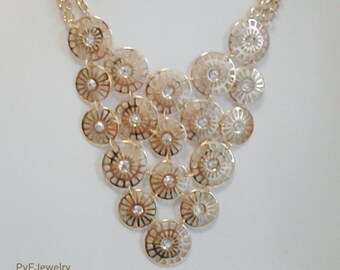 Collar de cadena de oro con círculos y piedras transparentes / Collar babero de círculos de oro con piedras transparentes.