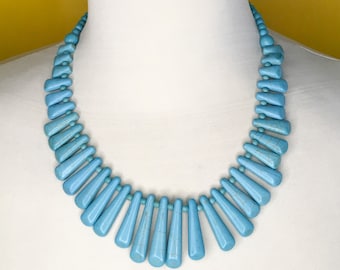 Collar babero con cuentas de howlita turquesa.