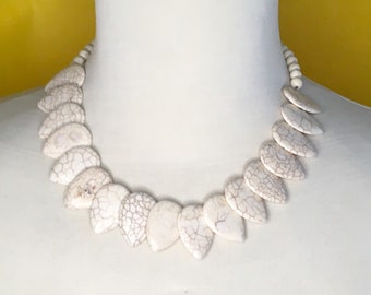 Collar babero con cuentas de howlita turquesa beige.
