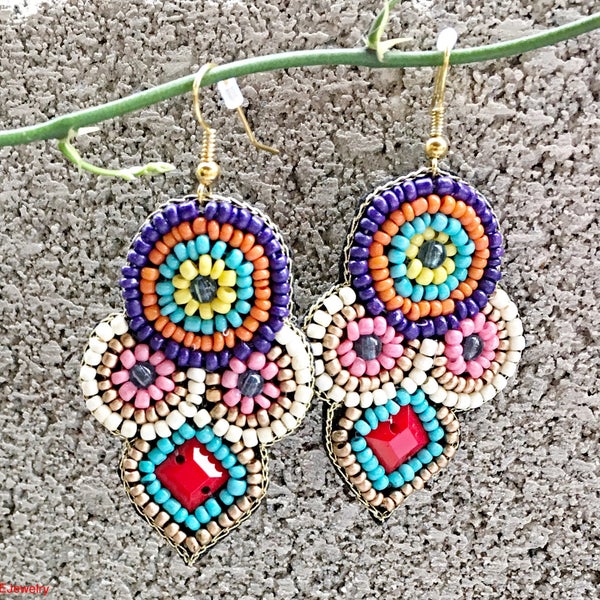 Pendientes colgantes de cuentas multicolores.