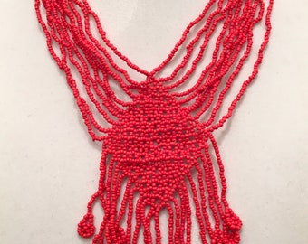 Collar de cuentas de semillas rojas de múltiples hilos