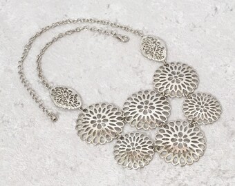 Collar babero de filigrana con cadena de plata.