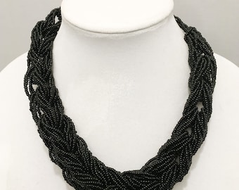 Collar de cuentas de semillas de múltiples hilos de color negro
