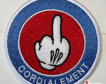 Humorvoller „CORDIALLY“-Mittelfinger-Aufnäher | Lustiger Aufnäher 83 mm | Ausgefallenes Geschenk | Hochwertige Stickerei