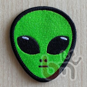 GREEN ALIEN Embroidered Patch – Alien Head Patch – UFO Extraterrestrial Patch – Sci Fi Embroidered Badge – Backpack Jacket Hat