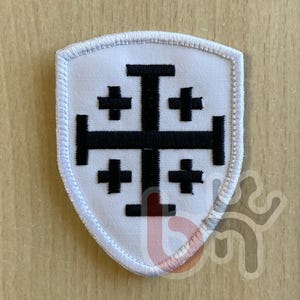 Écusson Croix de Jérusalem brodé 85x65mm | Patch médiéval chrétien | Thermocollant, Auto-agrippant (scratch) ou à coudre | Déco veste, sac