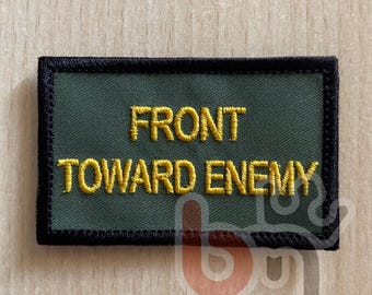 Armeegrüner Aufnäher „FRONT TOWARD ENEMY“ | Gestickter Militäraufnäher | Airsoft-Aufnäher | Klettverschluss oder zum Aufnähen | 78 x 50 mm