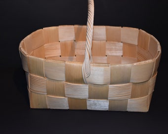 Shopping basket made of Finnish pine chip 1