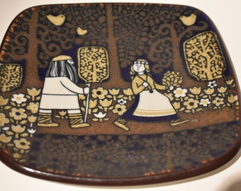 ARABIA FINLAND wall plate 1977. Kalevala annual dish. Design: Raija Uosikkinen