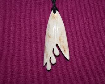 Collier de bois de renne à la fleur de muguet