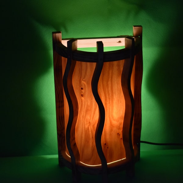 Wandlampe, geflammt, aus nordischem Holz & Birkenfurnier Holz