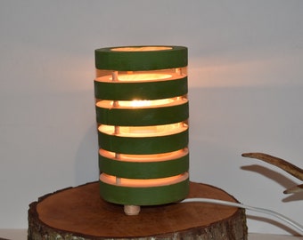 Table lamp in disc shape made of pine, green avocado