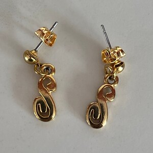 Pendientes colgantes vintage con la inicial "S" y delicados dorados