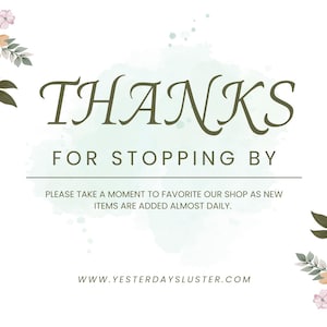 Puede incluir: Tarjeta blanca con las palabras "THANKS FOR STOPPING BY" en escritura verde oscuro. Tambi&eacute;n incluye el texto "PLEASE TAKE A MOMENT TO FAVORITE OUR SHOP AS NEW ITEMS ARE ADDED ALMOST DAILY". Acentos florales en las esquinas.