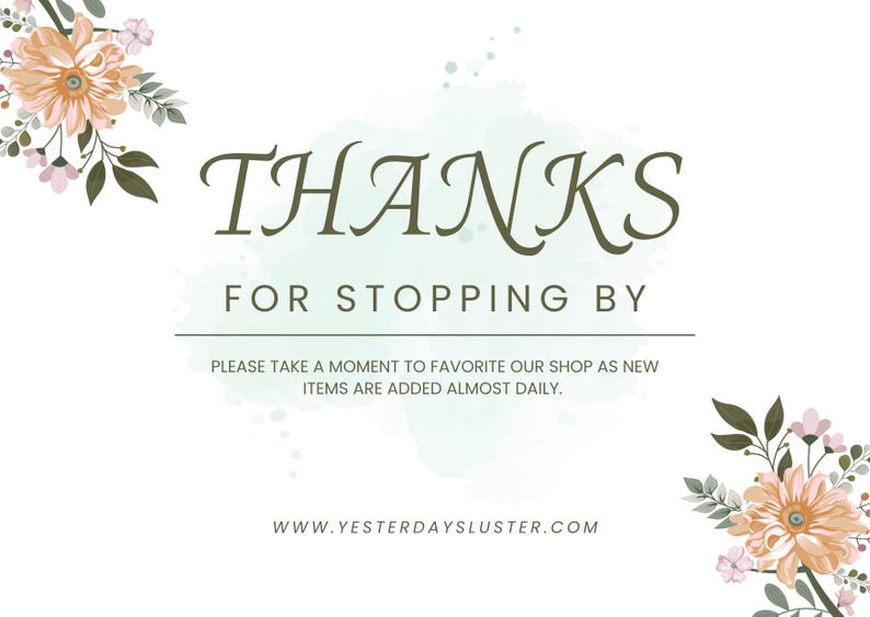 Puede incluir: Tarjeta blanca con las palabras "THANKS FOR STOPPING BY" en escritura verde oscuro. Tambi&eacute;n incluye el texto "PLEASE TAKE A MOMENT TO FAVORITE OUR SHOP AS NEW ITEMS ARE ADDED ALMOST DAILY". Acentos florales en las esquinas.