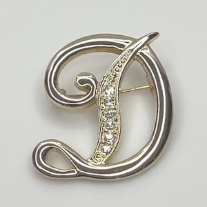 Broche con inicial D en tono dorado y diamantes de imitación de los años 80 – Pin vintage con monograma en letra cursiva