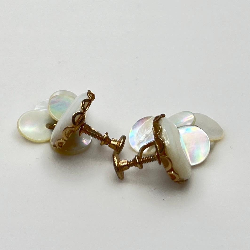 Boucles D'oreilles Vintage Coquilles Nacrées Et Perles - Années 1960/1970, Dormeuses - Occasion, Style Rétro