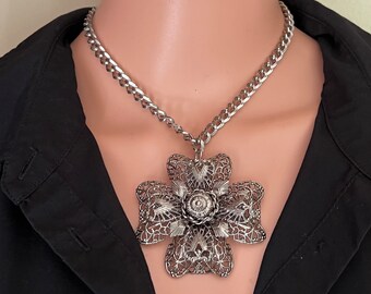1970s Chunky Filigree Large Flower Pendant Necklace