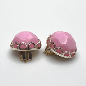 Conjunto de collar y pendientes de cuentas rosas de mediados de siglo - Joyería de Hong Kong de múltiples hilos con estilo chicle de los años 60 imagen 6