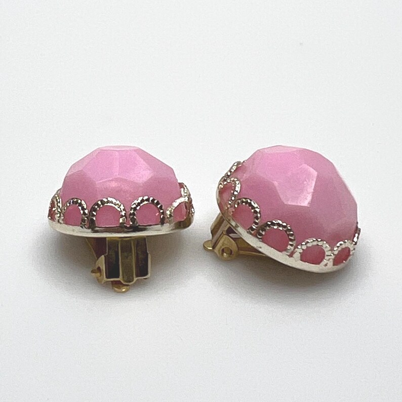 Conjunto de collar y pendientes de cuentas rosas de mediados de siglo - Joyería de Hong Kong de múltiples hilos con estilo chicle de los años 60 imagen 6