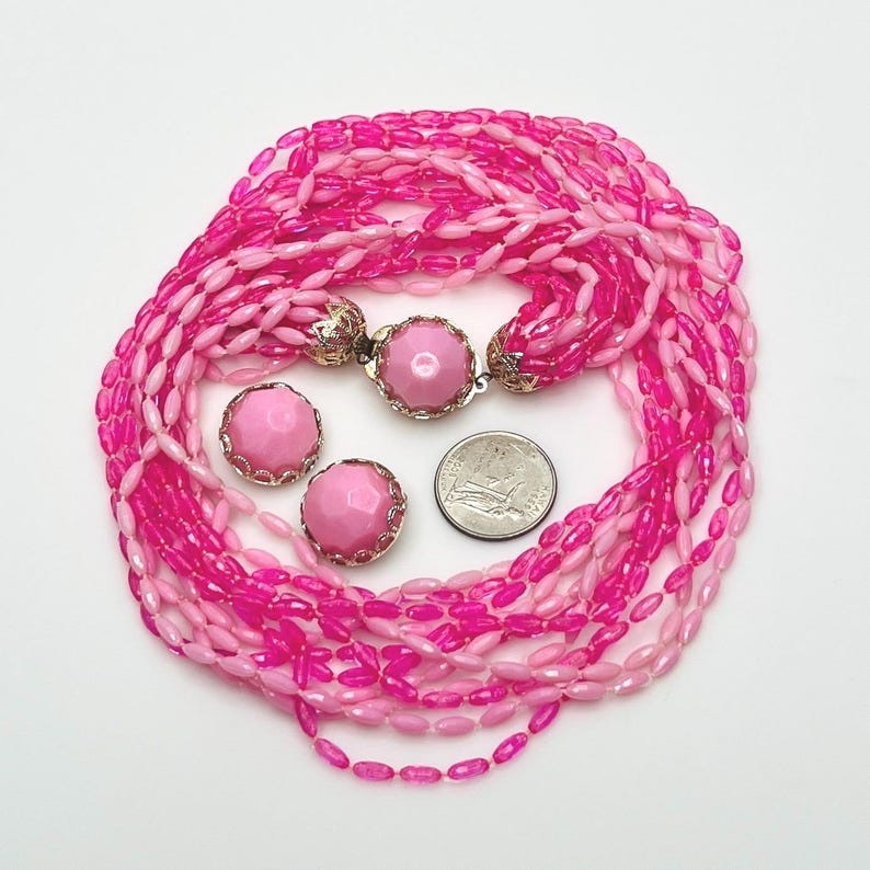Conjunto de collar y pendientes de cuentas rosas de mediados de siglo - Joyería de Hong Kong de múltiples hilos con estilo chicle de los años 60 imagen 3