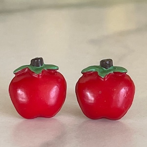 Pendientes vintage de resina con forma de manzana roja - Pequeñas joyas recicladas perforadas