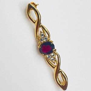 Gold Bar Pin with Ruby Red Rhinestone – Vintage Twisted Ribbon Brooch