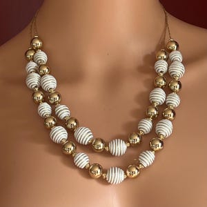 Vintage Gold & Weisse Perlenkette: 1980s Layering Statement Schmuck