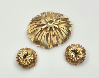 Conjunto de broche y pendientes de clip con estrella dorada de los años 50: Glamour vintage atómico de mediados de siglo